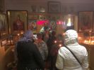Урок для ребят из школы интерната для глухих был начат с молебна в храме цесаревича Алексия. Занятия с глухими детьми обычно проходят в стенах школы-интерната протоиереем Алексеем Лобацевичем, но несколько занятий проводятся в храме. Для лучшего восприятия учебного материала ребятам необходимы тактильные и зрительные ощущения.