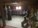 Урок для ребят из школы интерната для глухих был начат с молебна в храме цесаревича Алексия. Занятия с глухими детьми обычно проходят в стенах школы-интерната протоиереем Алексеем Лобацевичем, но несколько занятий проводятся в храме. Для лучшего восприятия учебного материала ребятам необходимы тактильные и зрительные ощущения.