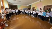 В специальной школе-интернате для слабослышащих детей